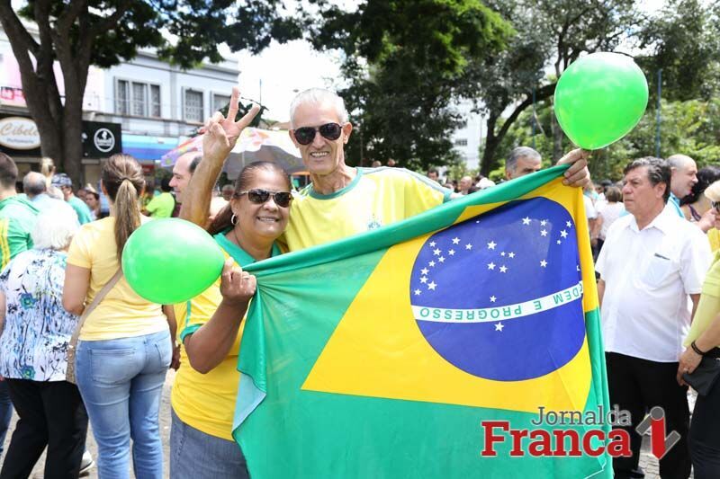 A bancária Gisele espera que cada vez mais gente participe das manifestações (Foto: Jornal da Franca)